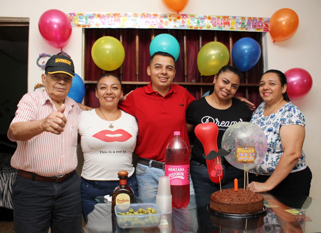 Álvaro, Gisela, el cumpleañero, Diana y Martha Lucía Canacue Amezquita.